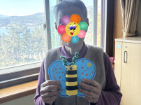 2026.04.10 인지 프로그램(미술요법B-재활용품을 이용한 꿀벌 모빌)