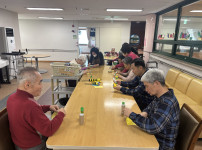 2026.04.09 인지 프로그램(미술요법A-재활용품을 이용한 꿀벌 모빌)